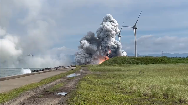 Japan Aerospace Exploration Agency's Epsilon-S solid-fuel rocket explodes during a test. - Sputnik International