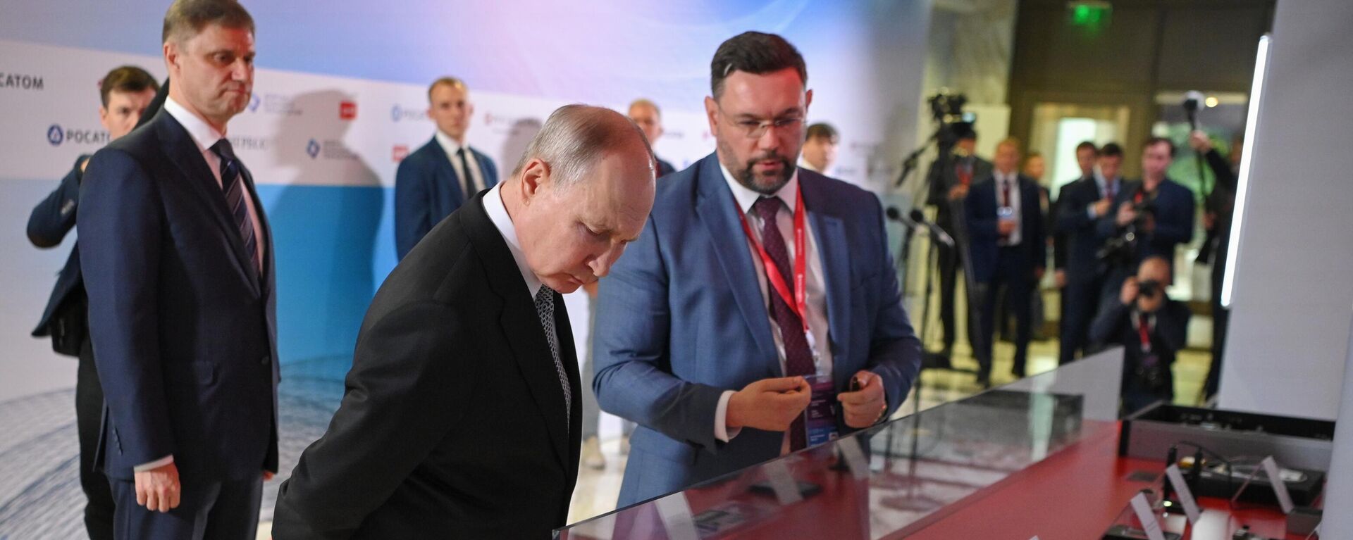 Russian President Vladimir Putin visits an exhibition of advanced research and development projects in the field of quantum technologies as part of the Future Technologies Forum at the World Trade Center in Moscow - Sputnik International, 1920, 14.07.2023