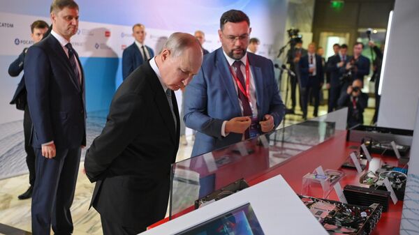 Russian President Vladimir Putin visits an exhibition of advanced research and development projects in the field of quantum technologies as part of the Future Technologies Forum at the World Trade Center in Moscow - Sputnik International