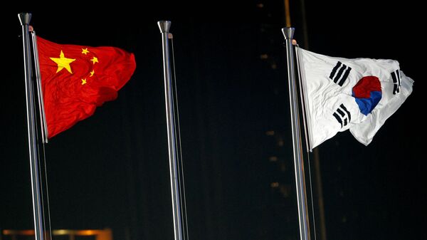 The flags of China and South Korea wave during the closing ceremony of the 16th Asian Games in Guangzhou, China - Sputnik International