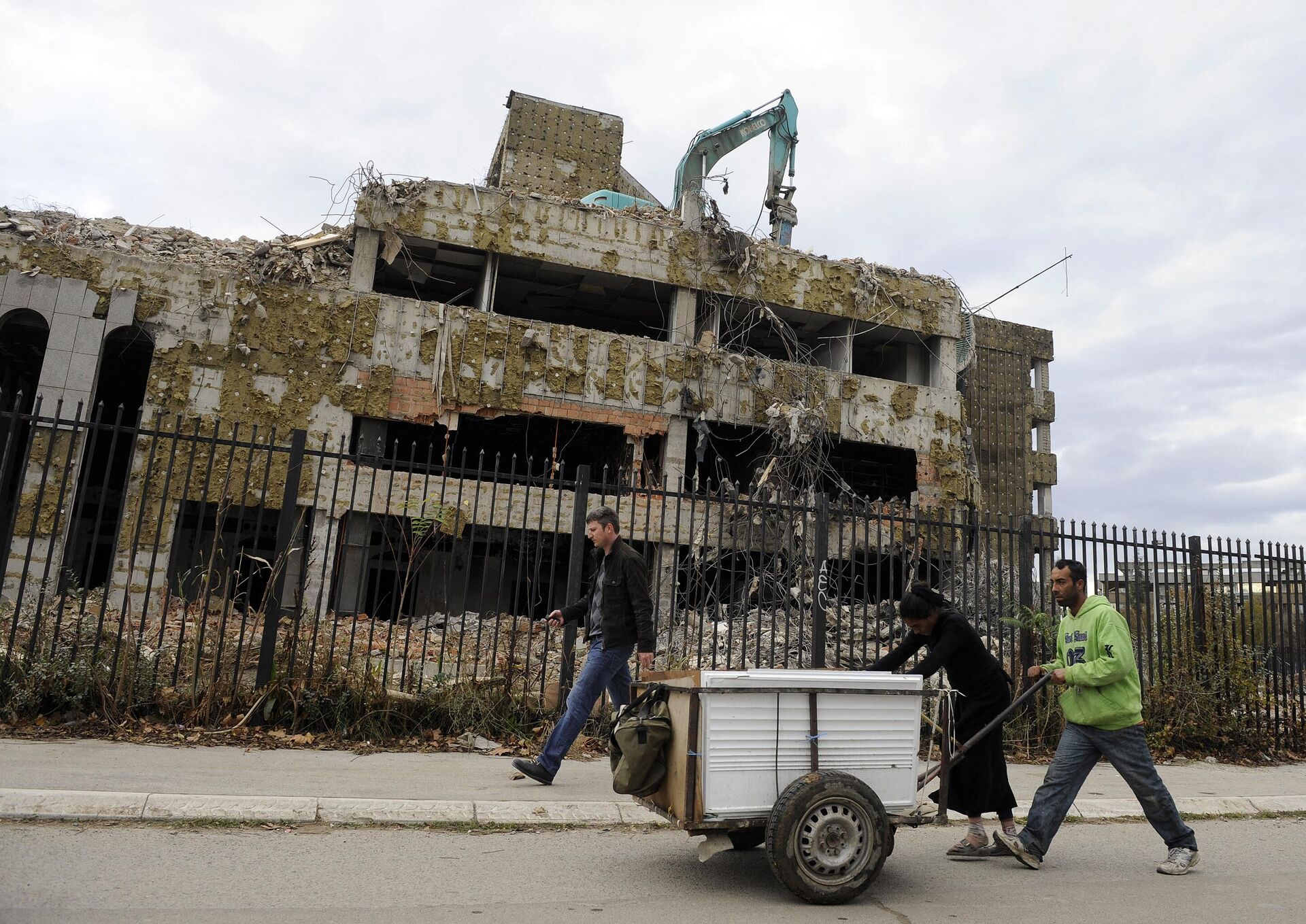 Pedestrians walk past the remains of the former Chinese Embassy in Belgrade, on November 10, 2010. In 1999, the Chinese embassy in Belgrade,  was hit and set on fire during Nato air strikes on the city.    - Sputnik International, 1920, 15.07.2023