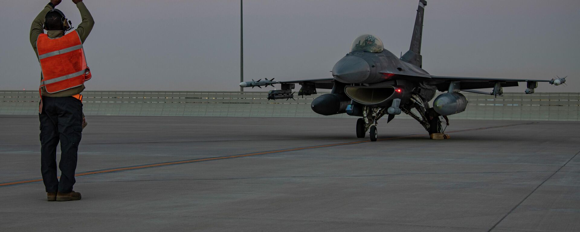 In this handout photo from the U.S. Air Force, an airman guides an F-16 Fighting Falcon during training at Al-Udeid Air Base, Qatar in January 2022. File photo. - Sputnik International, 1920, 15.07.2023