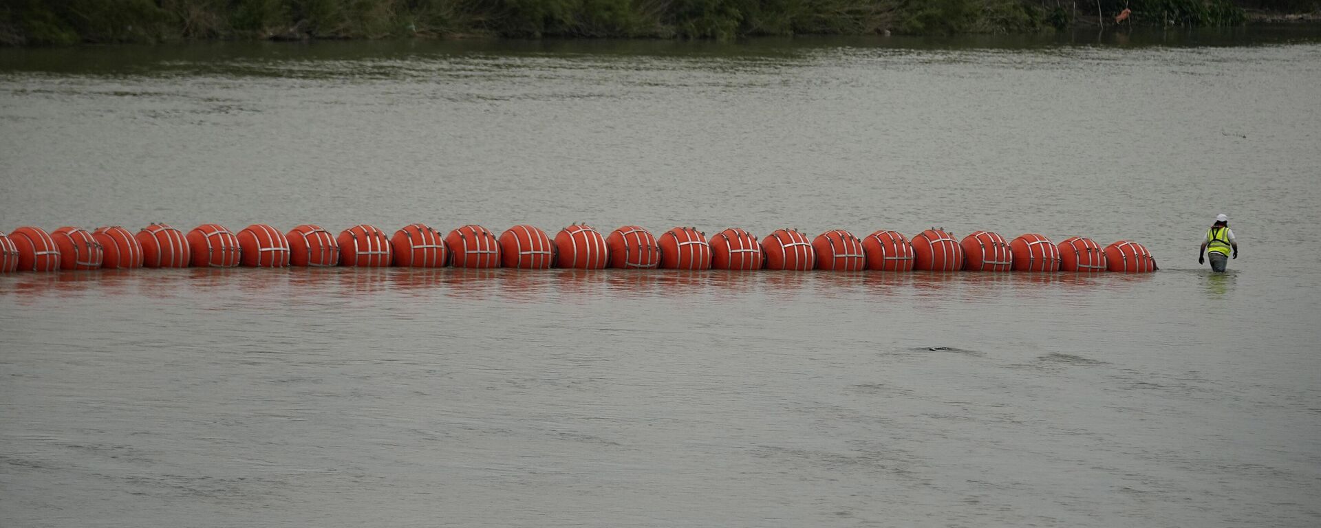 Workers continue to deploy large buoys to be used as a border barrier on the Rio Grande in Eagle Pass, Texas, Wednesday, July 12, 2023. - Sputnik International, 1920, 15.07.2023