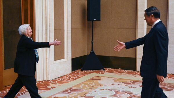US Treasury Secretary Janet Yellen (L) shakes hands with Chinese Vice Premier He Lifeng. - Sputnik International