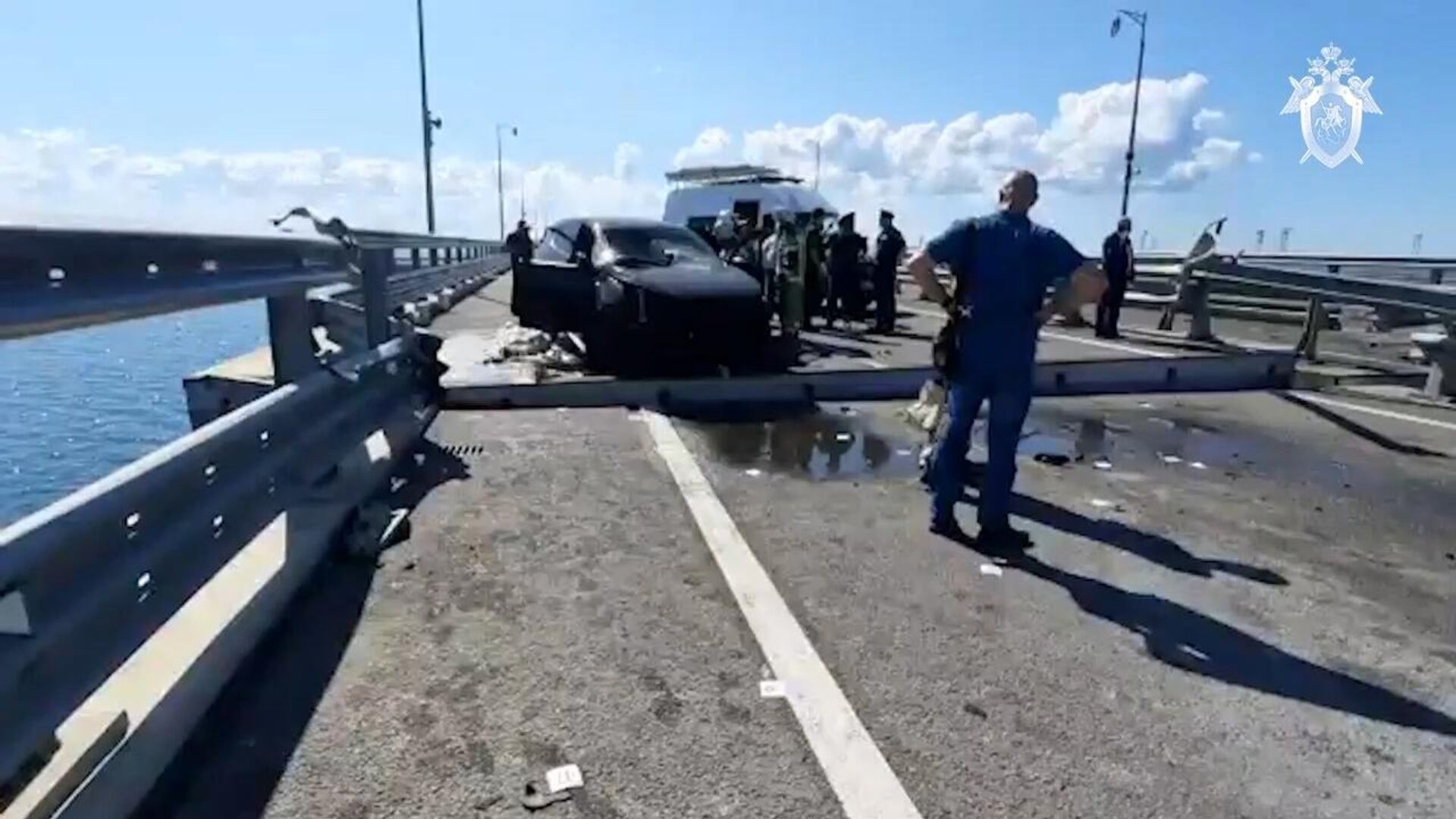 Specialists work at the scene of Ukrainian terror attack on the Crimean Bridge in a video published by Russia’s Investigative Committee - Sputnik International, 1920, 17.07.2023