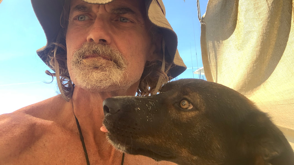 Rescued Australian sailor and his dog. - Sputnik International