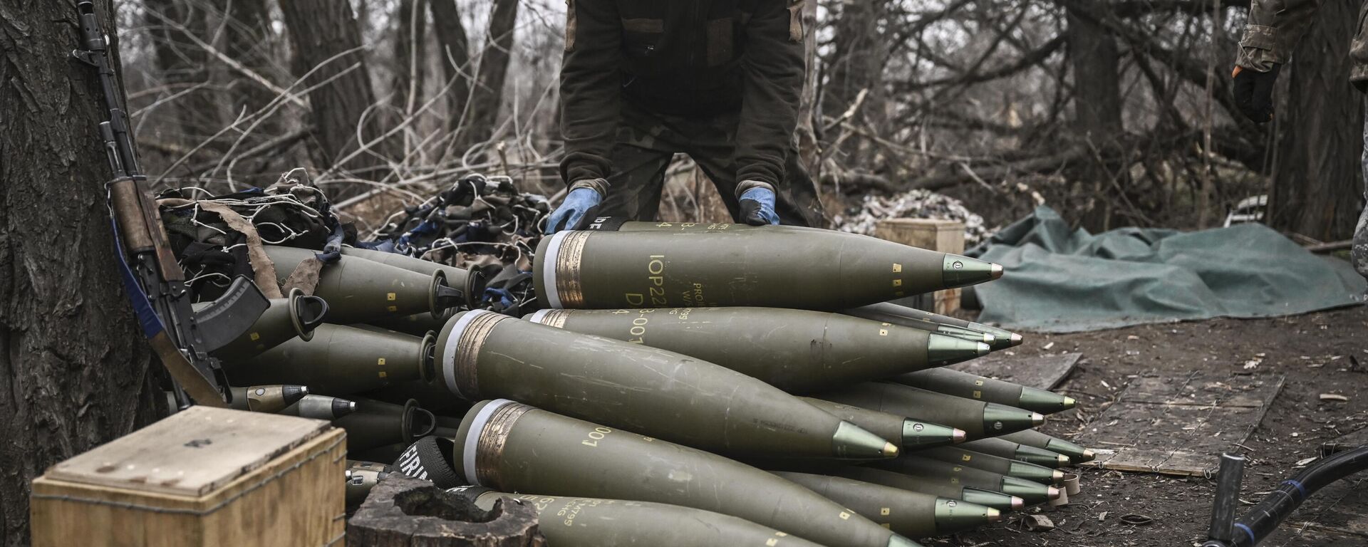 A Ukrainian serviceman prepares 155mm artillery shells in eastern Ukraine on March 17, 2023 - Sputnik International, 1920, 01.08.2023