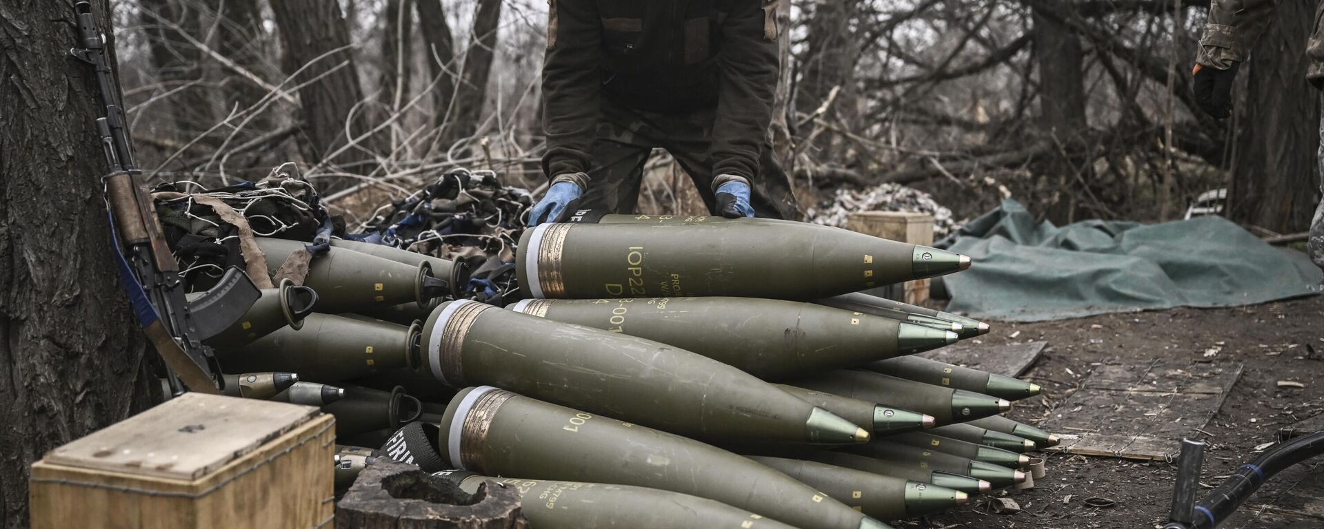 A Ukrainian serviceman prepares 155mm artillery shells in eastern Ukraine on March 17, 2023 - Sputnik International, 1920, 11.08.2023