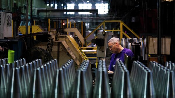 A steel worker manufactures 155 mm M795 artillery projectiles at the Scranton Army Ammunition Plant in Scranton, Pa., Thursday, April 13, 2023.  - Sputnik International