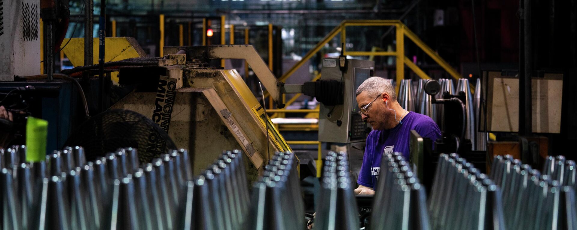 A steel worker manufactures 155 mm M795 artillery projectiles at the Scranton Army Ammunition Plant in Scranton, Pa., Thursday, April 13, 2023.  - Sputnik International, 1920, 17.07.2023