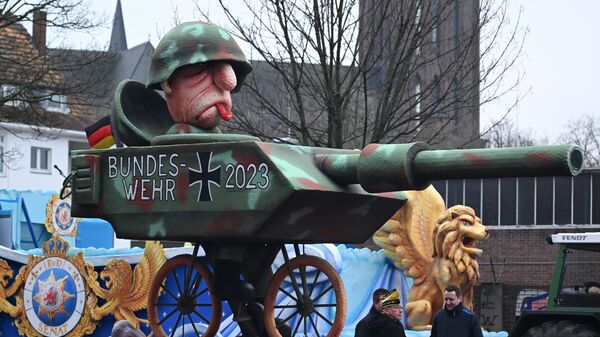 A carnival float mocks the current condition of the German armed Forces' military equipment during a Rose Monday street carnival parade in Duesseldorf, western Germany, on February 20, 2023.  - Sputnik International