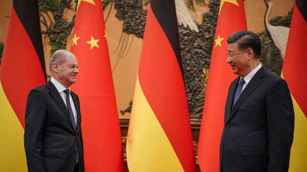 Chinese President Xi Jinping (R) welcomes German Chancelor Olaf Scholz at the Grand Hall in Beijing on November 4, 2022. (Photo by Kay Nietfeld / POOL / AFP) - Sputnik International