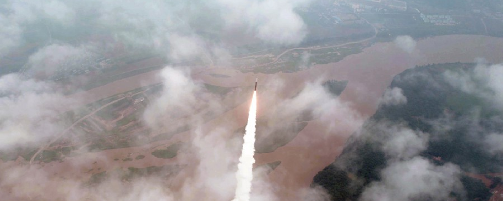 Hwasong-18 intercontinental ballistic missile (ICBM) test-fired by North Korea on July 13, 2023 - Sputnik International, 1920, 22.04.2024
