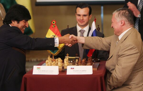Bolivian President Evo Morales, on the left, and former chess world champion Anatoly Karpov shake hands during an exhibition match at the Presidential Palace in La Paz, Wednesday, June 23, 2010. - Sputnik International