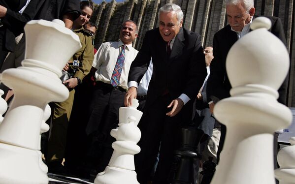 Israeli President Moshe Katsav, in the middle, moves a chess piece during the World Team Chess Championship, opening the ceremony at the Southern Israeli city of Beersheba, November 1, 2005. Beersheba has the highest number of chess grand masters per capita in the world. - Sputnik International