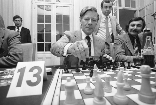 West German Chancellor Helmut Schmidt displays an optimistic smile during a game of chess which he eventually lost at a chess party on May 19, 1976 in Bonn. Schmidt organized the party, where politicians competed against journalists in chess. All in all, the politicians won 12.5-5.5, but a journalist complained that politicians had more time for practice than the journalists.  - Sputnik International