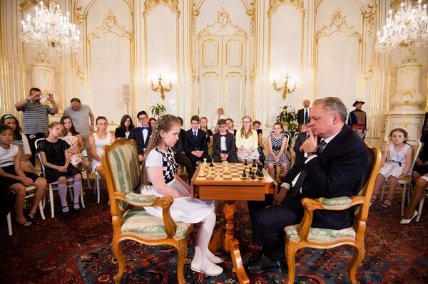 Slovak President Andrej Kiska plays chess with 10-year-old Lucia Kapicakova, a winner of the EU Youth Championship 2016 in the Girls U10 category, on June 28, 2017 in Bratislava. President Kiska gave up the match after about 30 minutes in a &quot;no chance to win&quot; situation. - Sputnik International