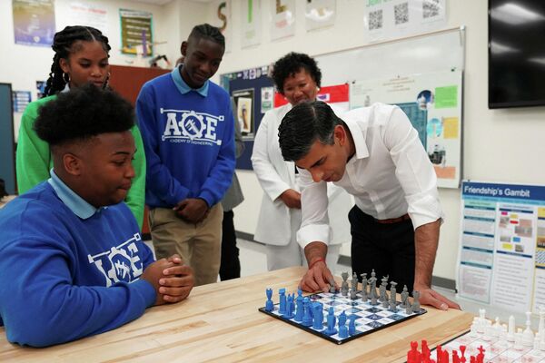 Britain&#x27;s Prime Minister Rishi Sunak looks at a 3D-printed chess board as he visits Friendship Technology Preparatory High School in Washington, DC, on June 7, 2023. - Sputnik International