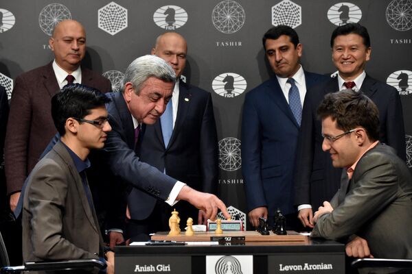 Armenian President Serzh Sargsyan, 3rd on the left, makes the first move in the match between Russian-born Dutch grandmaster Anish Giri, 2nd on the left, and Armenian grandmaster Levon Aronian, on the right, during the first round of the Candidates Tournament, part of the FIDE World Championship cycle 2014-2016, in Moscow, on March 11, 2016. - Sputnik International