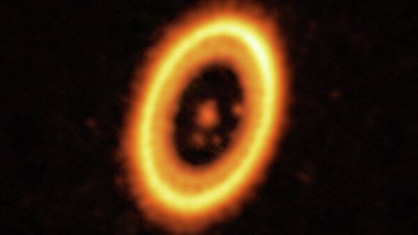 This image, taken with the Atacama Large Millimeter/submillimeter Array (ALMA), in which ESO is a partner, shows the young planetary system PDS 70, located nearly 400 light-years away from Earth. The system features a star at its centre, around which the planet PDS 70b is orbiting. On the same orbit as PDS 70b, astronomers have detected a cloud of debris that could be the building blocks of a new planet or the remnants of one already formed. The ring-like structure that dominates the image is a circumstellar disc of material, out of which planets are forming. There is in fact another planet in this system: PDS 70c, seen at 3 o’clock right next to the inner rim of the disc. - Sputnik International