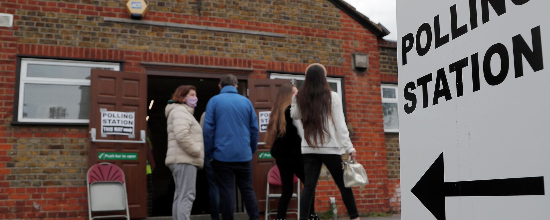 FILE - People queue at the entrance of a polling station in London, on May 6, 2021. Britain’s electoral watchdog said Friday, June 23, 2023 that about 14,000 people were prevented from voting in last month’s local elections because of a new law requiring voters to show photo identification.The Electoral Commission said 0.25% of people who went to polling stations were unable to cast ballots because they didn’t have the right ID, and “significantly more” than that likely did not show up at all. - Sputnik International, 1920, 21.07.2023