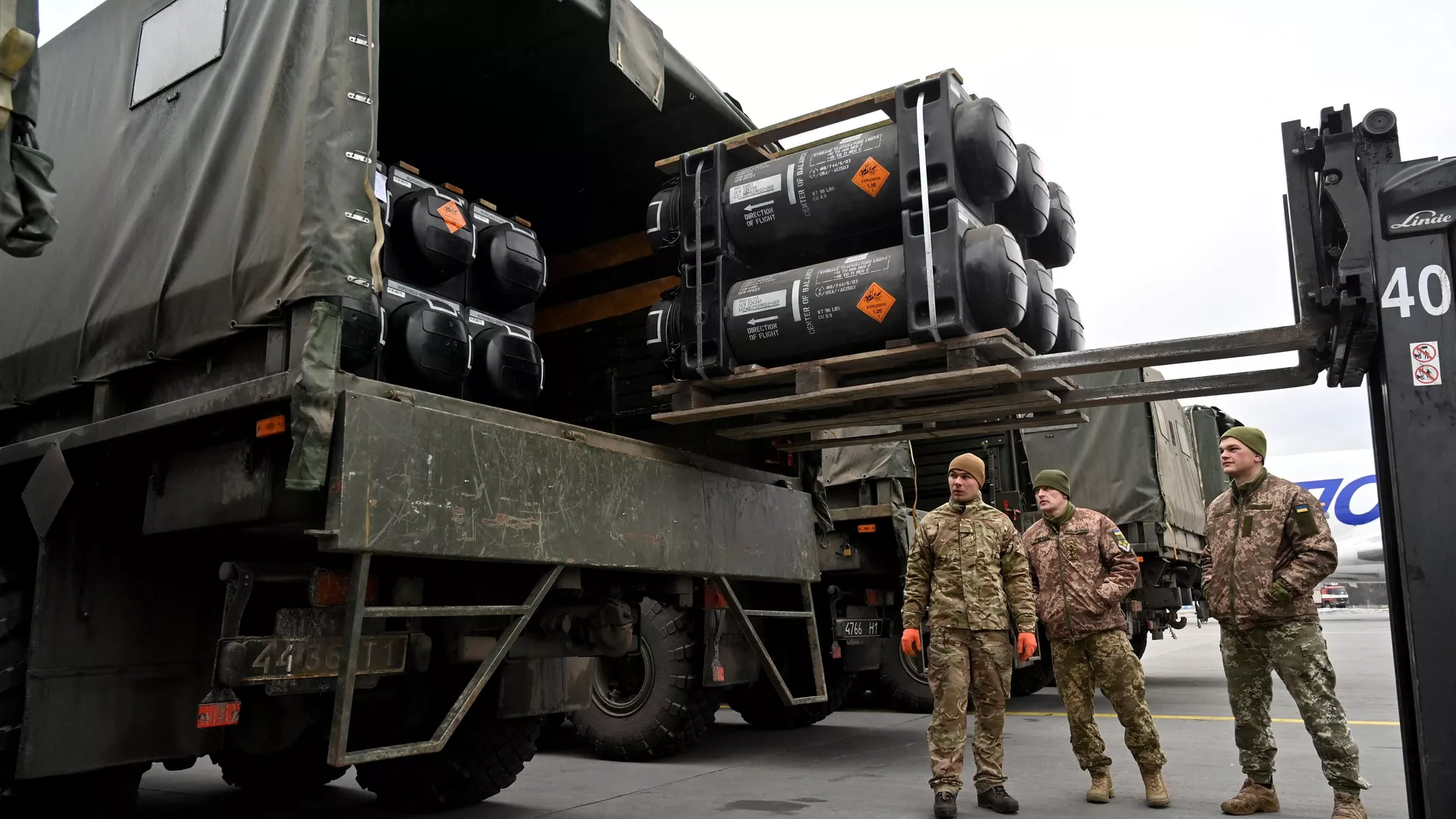 Ukrainian servicemen load a truck with the FGM-148 Javelin, American man-portable anti-tank missile provided by US to Ukraine as part of a military support, upon its delivery at Kiev's airport Borispol on February 11, 2022 - Sputnik International, 1920, 09.08.2023
