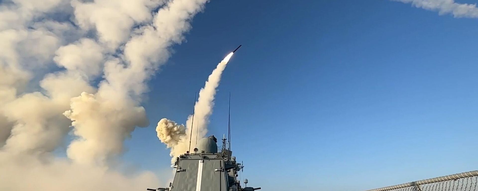 A missile is launched from a Russian warship towards an arsenal with weapons in the Lvov region - Sputnik International, 1920, 17.07.2026
