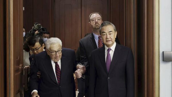 Former Secretary of State Henry Kissinger, left, meets with Chinese State Councilor Wang Yi in Beijing - Sputnik International