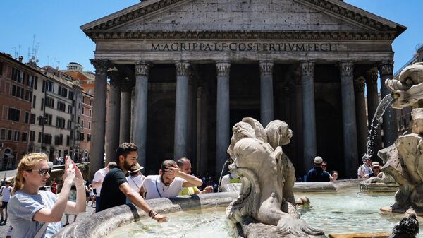 Туристы у фонтана перед зданием Пантеона в Риме - Sputnik International
