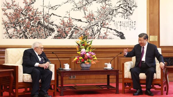 China's President Xi Jinping (R) speaks with former US secretary of state Henry Kissinger during a meeting in Beijing on July 20 - Sputnik International