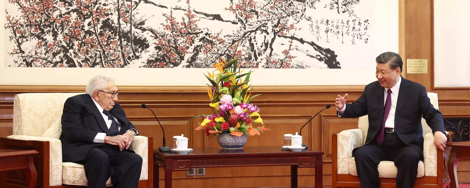 China's President Xi Jinping (R) speaks with former US secretary of state Henry Kissinger during a meeting in Beijing on July 20 - Sputnik International, 1920, 21.07.2023