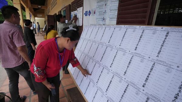 Locals look at a registration list before voting at a polling station on the outskirts of Phnom Penh, Cambodia, Saturday, July 22, 2023. Hun Sen has been Cambodia's autocratic prime minister for nearly four decades, during which the opposition has been stifled and the country has moved closer to China. Cambodia sets Sunday for voting.  - Sputnik International