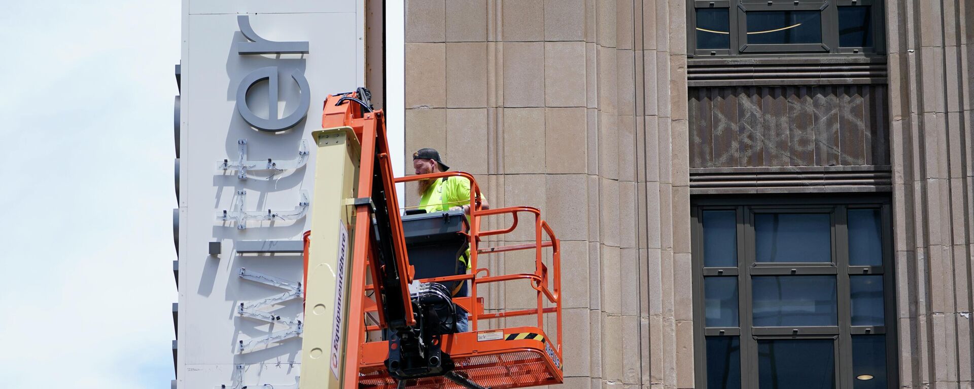 Workers inside Twitter headquarters watch from a window as a workman removes signage on Monday, July 24, 2023, in in San Francisco.  (AP Photo/Godofredo A. Vásquez) - Sputnik International, 1920, 24.07.2023