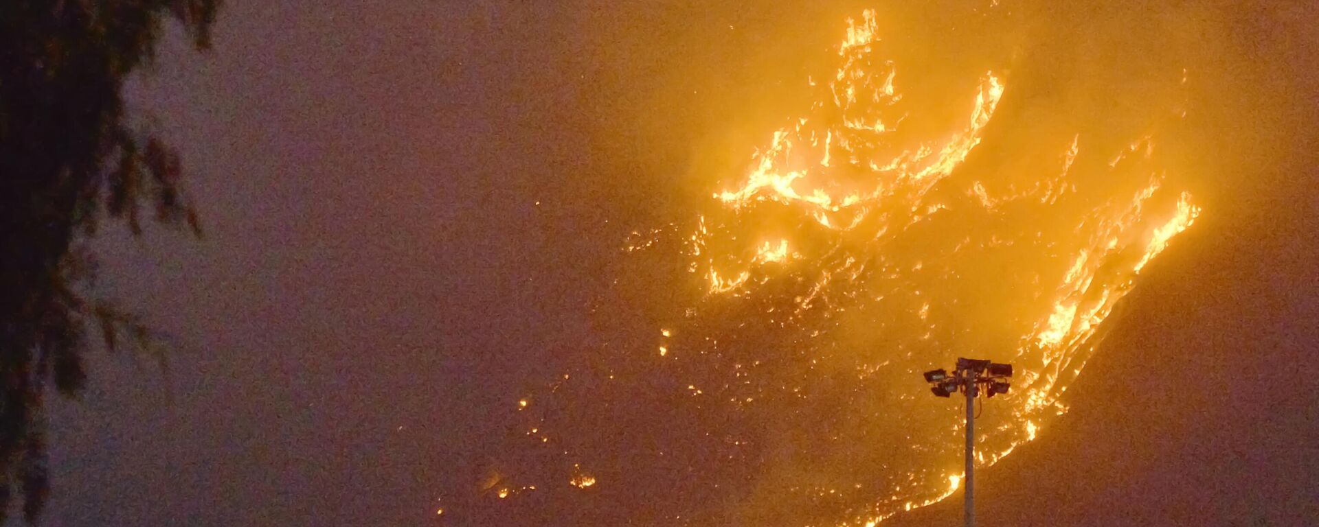 This photo obtained from Italian news agency Ansa shows a vast fire spreading on hills in the area of Monte Grifone and the town of Ciaculli around Palermo, Sicily, on July 25, 2023, with flames threatening nearby houses. Sicilian firefighters were fighting overnight against several fires, one of which neared Palermo airport, forcing it to close for several hours in the morning. - Sputnik International, 1920, 25.07.2023