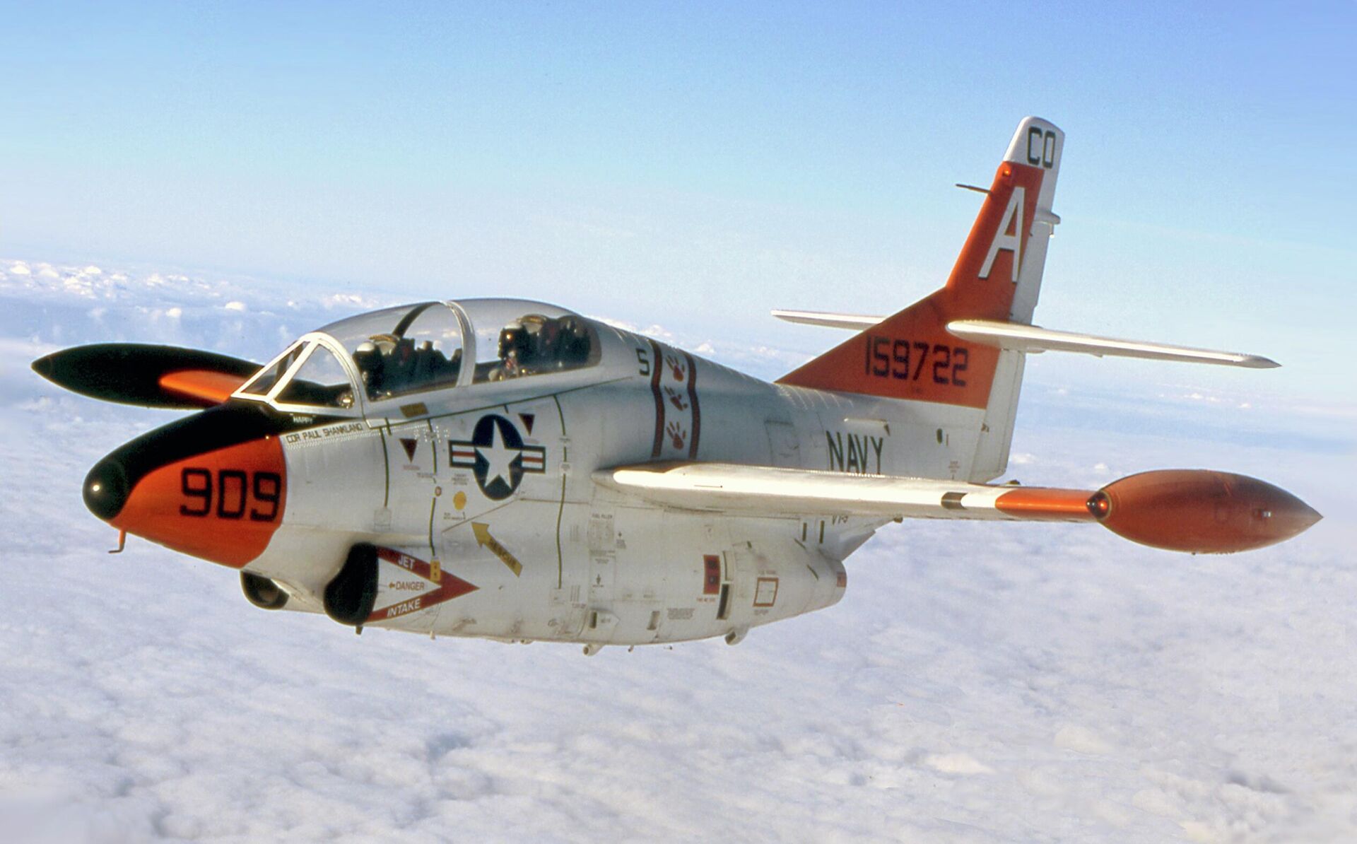 Lt. Allen Karlson, a student pilot assigned to the “Tigers” of Training Squadron Nine (VT-9), with instructor Cdr. Joe Kerstiens (USNR) sits “shotgun”(rear seat) evaluating Lt. Allen Karlson before his solo formation training. 1st Lt. Tim Miller flies his T-2C Buckeye down to cross under the lead, on his first formation solo, during a formation training mission over Key West, Fla. - Sputnik International, 1920, 25.07.2023