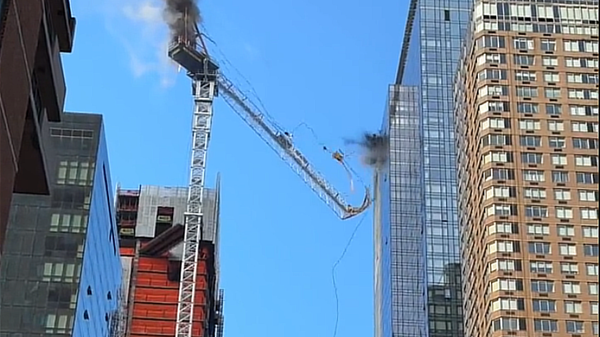 A construction crane collapses in Midtown Manhattan on July 26, 2023 - Sputnik International