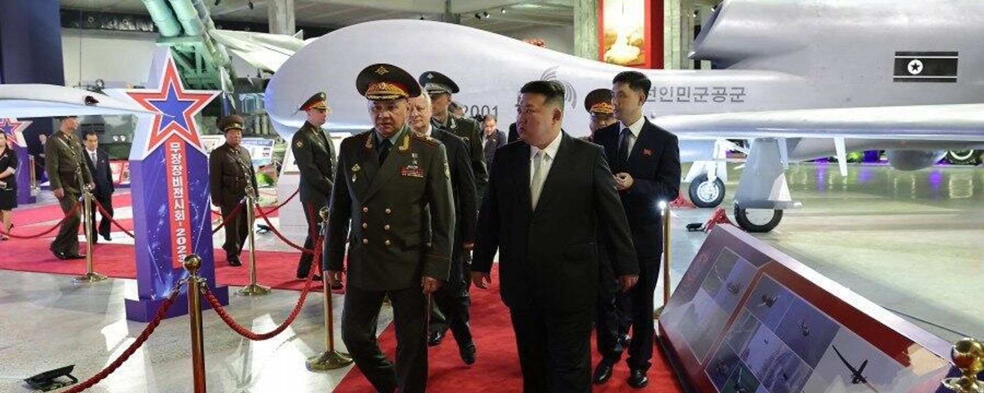 Kim Jong-un showed Russian Defense Minister Sergei Shoigu the new DPRK drones during their visit to an exhibition of weapons and equipment - Sputnik International, 1920, 27.07.2023