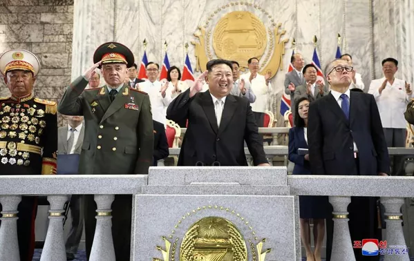 Russian Defense Minister Sergei Shoigu and North Korean leader Kim Jong-un attend a military parade in Pyongyang. - Sputnik International