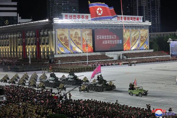 North Korea&#x27;s tanks are seen at the Pyongyang military parade. - Sputnik International
