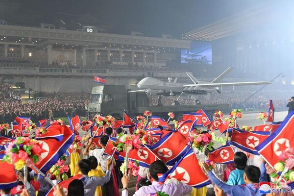 Participants of the Pyongyang military parade waving national flags.  - Sputnik International