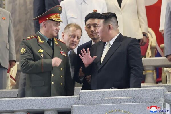 Russian Defense Minister Sergei Shoigu is seen talking to North Korean leader Kim Jong-un. - Sputnik International