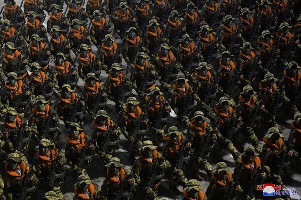 North Korean servicemen take part in a military parade in Pyongyang. - Sputnik International