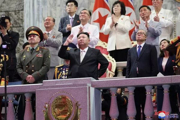 North Korean leader Kim Jong-un welcomes the participants of the parade. - Sputnik International
