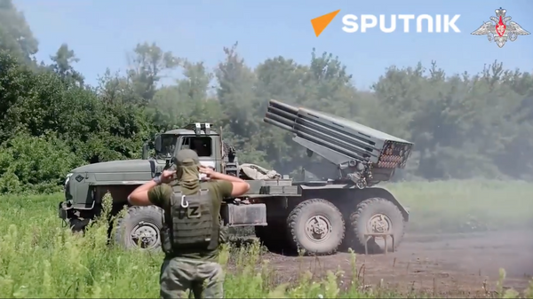 Russia’s Grad MLRS crews destroy Ukrainian facilities and camouflaged positions in the zone of the special military op - Sputnik International