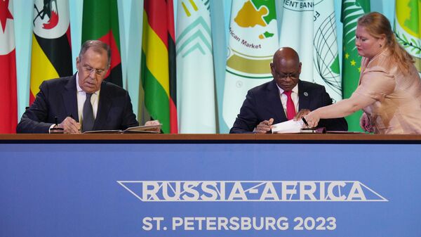 Russian Foreign Minister Sergey Lavrov and President of the Commission of the Economic Community of Central African States Gilberto da Piedade Verissimo sign a memorandum on the results of the Second Russia-Africa Summit. July 28, 2023. - Sputnik International