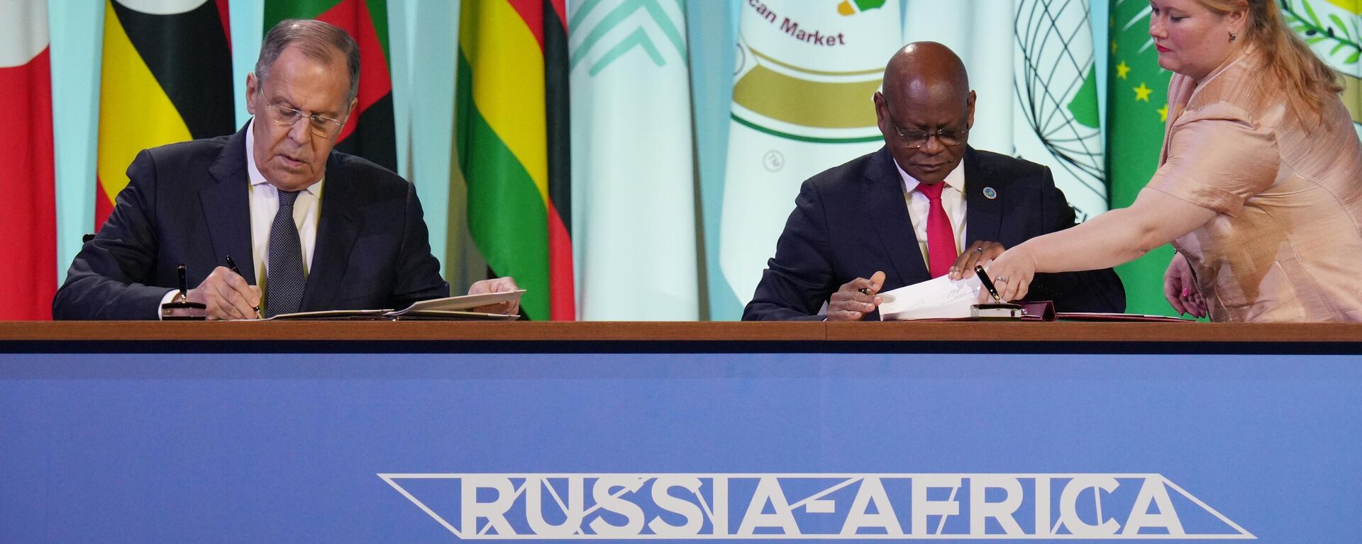 Russian Foreign Minister Sergey Lavrov and President of the Commission of the Economic Community of Central African States Gilberto da Piedade Verissimo sign a memorandum on the results of the Second Russia-Africa Summit. July 28, 2023. - Sputnik International, 1920, 28.07.2023
