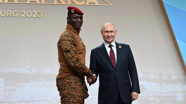 Vladimir Putin shakes hand with Burkina Faso Interim President Ibrahim Traore - Sputnik International