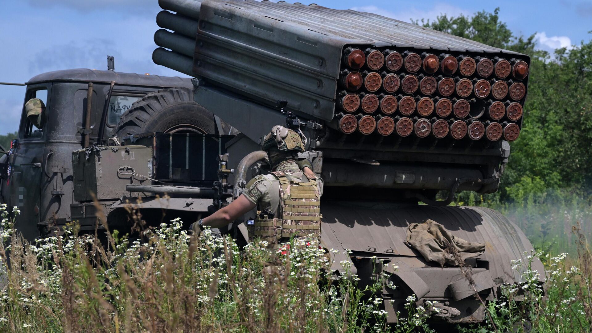 A Russian Army BM-21 Grad multiple rocket launcher fires leaflet shells towards Ukrainian positions in the course of Russia's military operation in Ukraine, in the direction of the town of Krasny Liman, Donetsk People's Republic, Russia. - Sputnik International, 1920, 18.09.2023