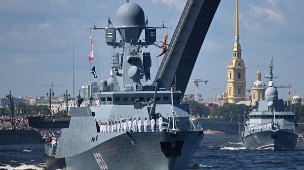 The Uglich missile ship joins the parade commemorating Navy Day. - Sputnik International