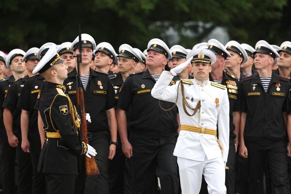 Sailors salute the parade, marking Navy Day. - Sputnik International